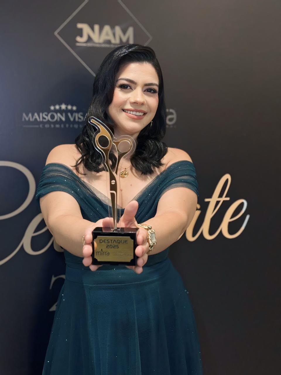 Daisy Silva com o troféu do Concurso Nacional de Penteados