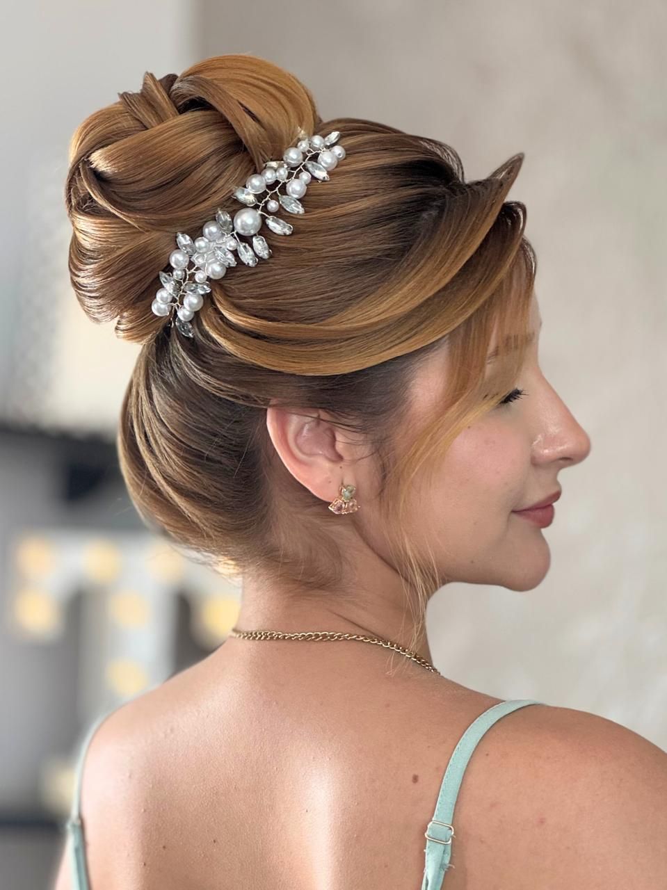 Penteado preso com acessório de cristais