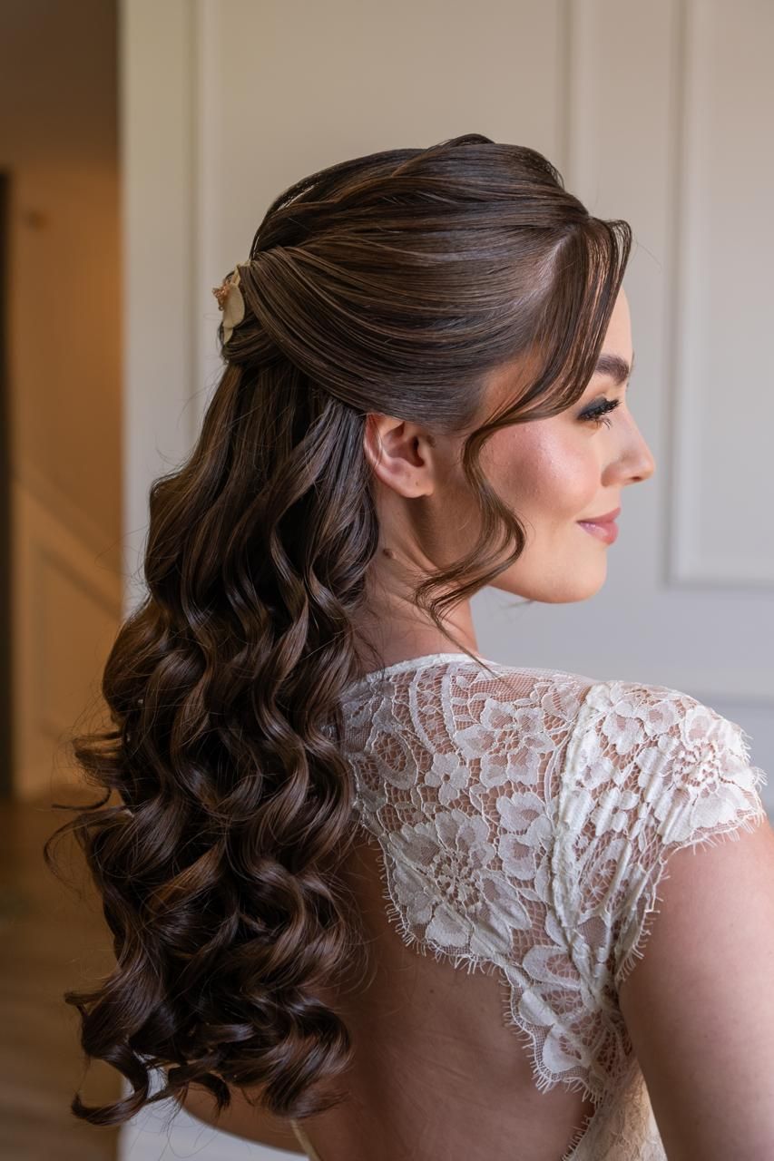 Penteado semi-preso com ondas longas