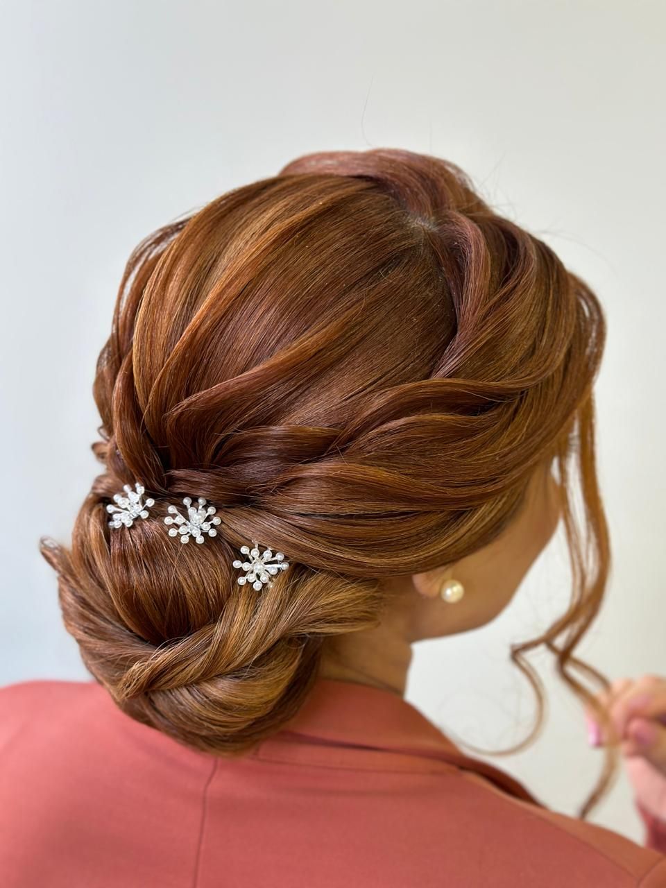 Daisy Silva a finalizar um penteado de noiva